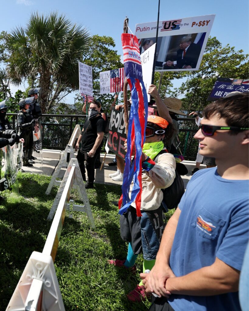 MundialesLD l Miles de personas se reunieron este sabado en Palm Beach Florida para manifestarse contra su vecino mas famoso el presidente Donald Trump como parte de las cientos de protestas No King 4