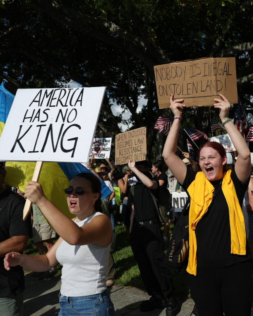 MundialesLD l Miles de personas se reunieron este sabado en Palm Beach Florida para manifestarse contra su vecino mas famoso el presidente Donald Trump como parte de las cientos de protestas No King