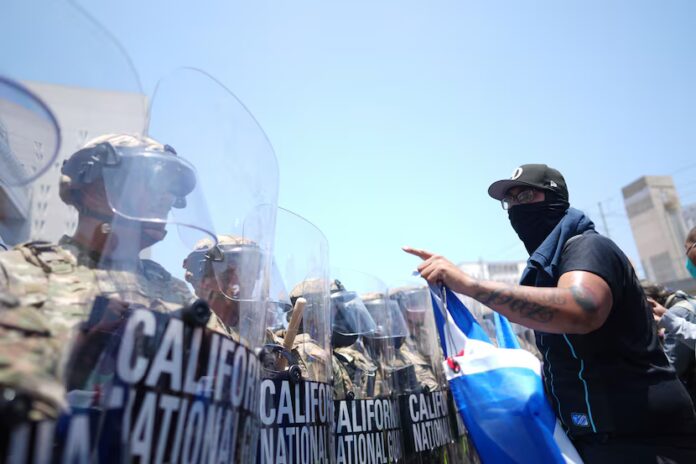 Manifestantes lanzan objetos contra Departamento de Policía durante protestas contra ICE en el centro de Los Ángeles.
