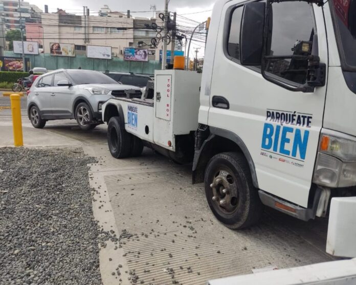 Desde el lunes 24, grúas de Parquéate Bien y 700 agentes reforzarán el tránsito en Santo Domingo.
