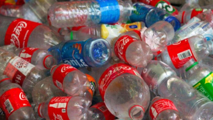 ONU insta a una acción global para frenar la contaminación por plásticos.