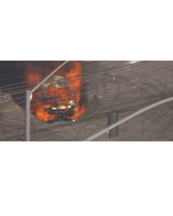 Caos en Los Ángeles: manifestantes anti-ICE incendian auto mientras ondean banderas mexicanas.