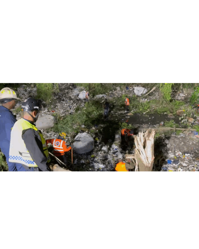 Continúa la búsqueda de niña desaparecida en cañada de Santo Domingo Norte; acumulación de foam dificulta labores de rescate.