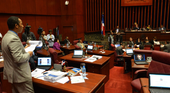 Proponen modificar ley para penalizar retención de pacientes o cadáveres en clínicas por falta de pago.