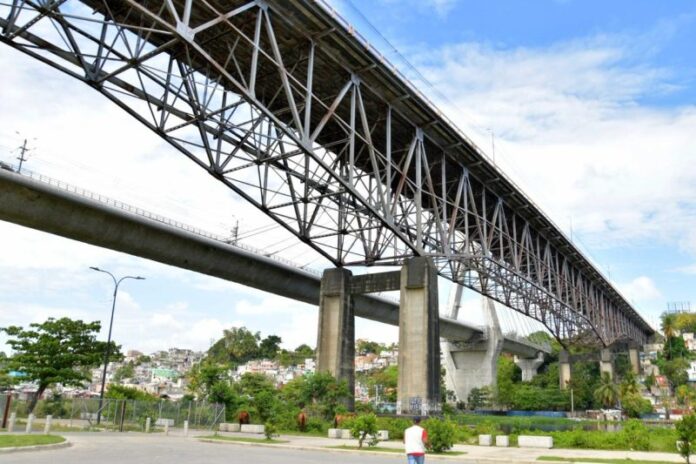 Preocupación Comunitaria por el Deterioro del Puente de la 17 en Santo Domingo.