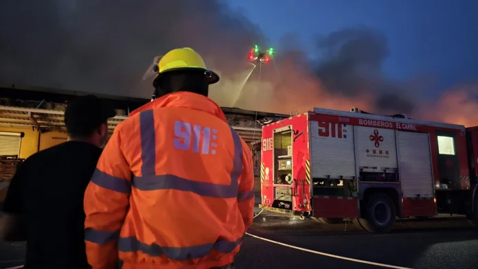 Incendio en nave del Merca Santo Domingo deja millonarias pérdidas materiales.