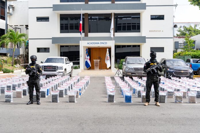 Incautan más de 1.3 toneladas de presunta cocaína en operación antinarcóticos en San Pedro de Macorís.
