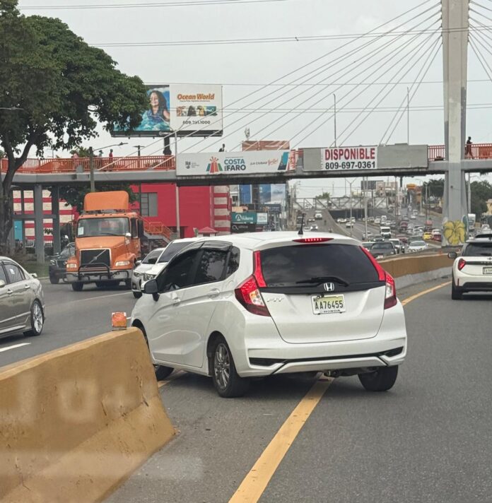Denuncian maniobra peligrosa de conductor en las cercanías del puente Juan Bosch