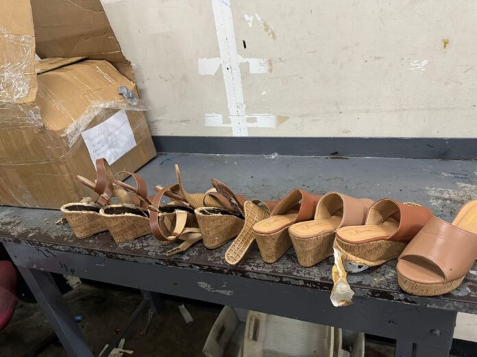 DNCD incauta zapatillas con más de un kilo de cocaína en paquete con destino al Reino Unido