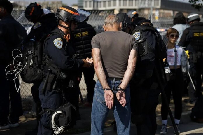 Gobierno de Trump ordena suspender redadas migratorias en sectores agrícola y hotelero