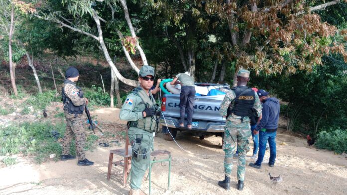 Detienen a cuatro hombres por presunta extracción ilegal de oro en el río Yosan, Dajabón