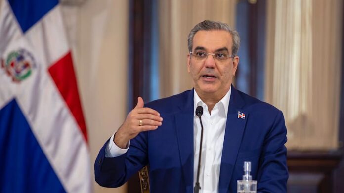 Presidente Abinader crea comisión para evaluar un nuevo estadio de béisbol en el Ensanche La Fe