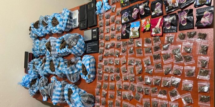 Dicrim incauta drogas y detiene a tres personas en operativos en Santo Domingo Este