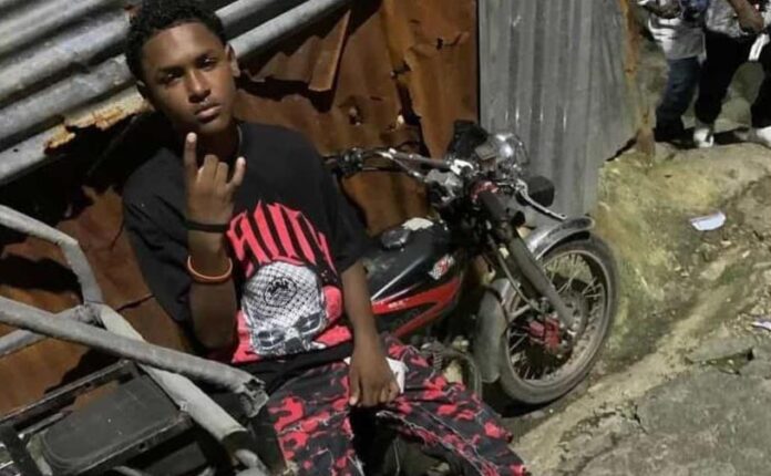 Se entregan dos menores implicados en la muerte de adolescente en Santiago.