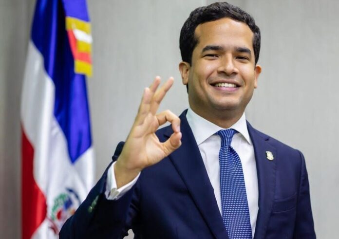 Omar Fernández defiende hoy las deportaciones, pese a haber apoyado permisos temporales para extranjeros hace una semana