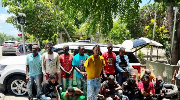 Detienen a conductor con 18 haitianos indocumentados en una yipeta en Montecristi.