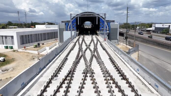 Concluida la colocación de vía férrea en la Línea 2C del Metro de Santo Domingo.
