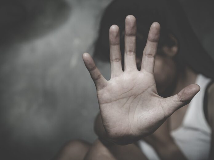 Envían a prisión preventiva a dos menores acusados de agredir sexualmente a compañera en liceo de Santiago.