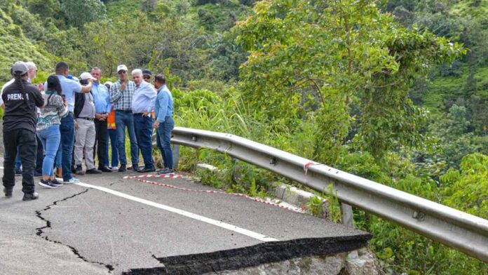 Evalúan intervención estructural en la carretera Casabito–Constanza por deslizamientos de tierra.