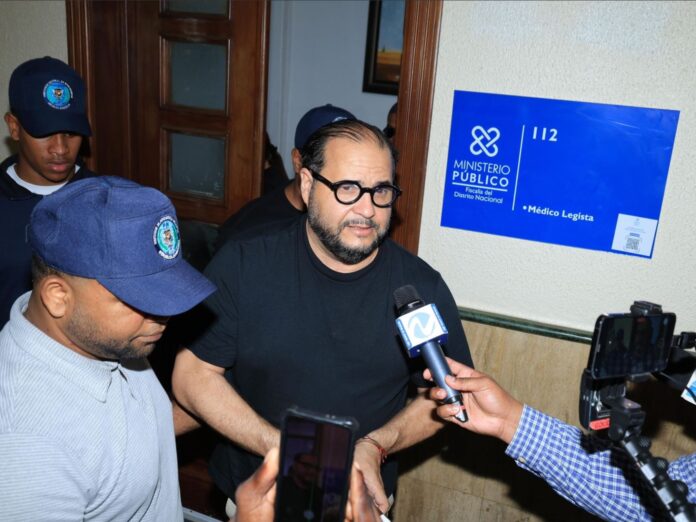 Imponen presentación periódica a Aquiles Jiménez por presunto porte ilegal de chaleco antibalas de uso militar en Piantini