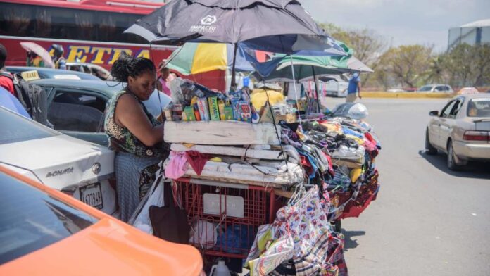 Informalidad laboral en República Dominicana se mantiene en 54.7 %, según informe regional.