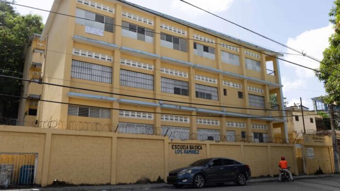 Escuelas públicas de la capital desbordan su capacidad y complican inscripciones.