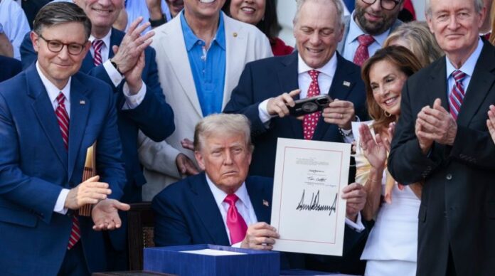 Donald Trump firma ley con recortes fiscales y al gasto público durante acto del 4 de julio