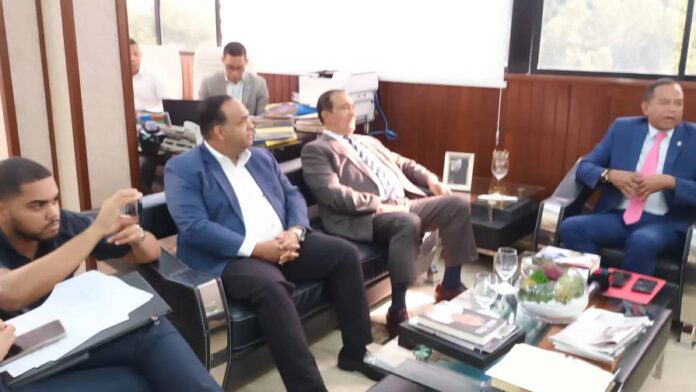 Transportistas advierten que aumento en seguros pone en riesgo la operación del sector.