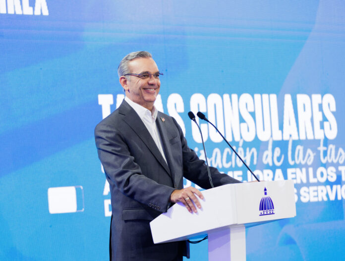 Luis Abinader entrega su salario presidencial a fundaciones y proyectos sociales