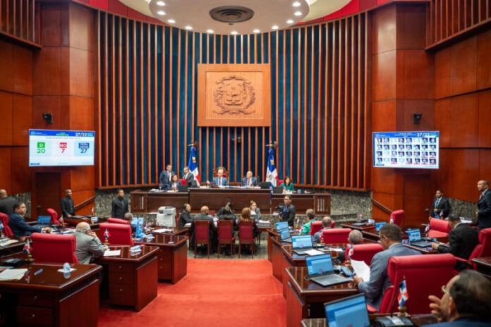 Senado aprueba ley que contempla hasta un año de prisión por desacato ante comisiones del Congreso.