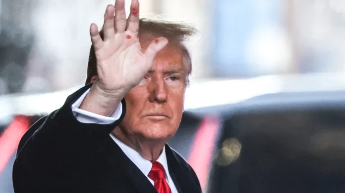 Juez federal bloquea orden de Trump que buscaba eliminar ciudadanía por nacimiento en EE. UU.