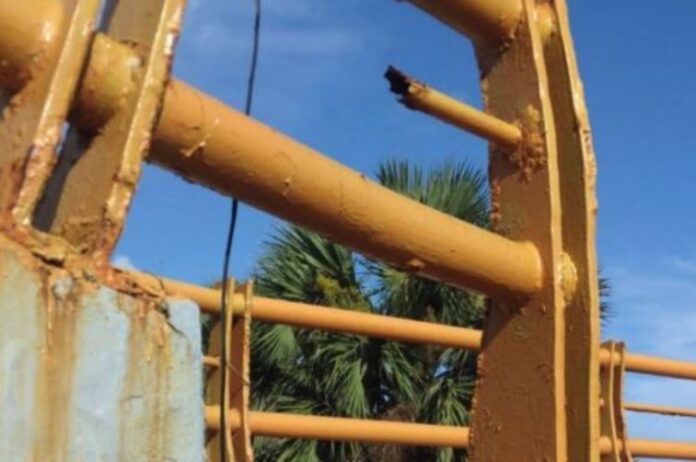 Puente peatonal del kilómetro 22 en Las Américas presenta grave deterioro y representa riesgo para transeúntes