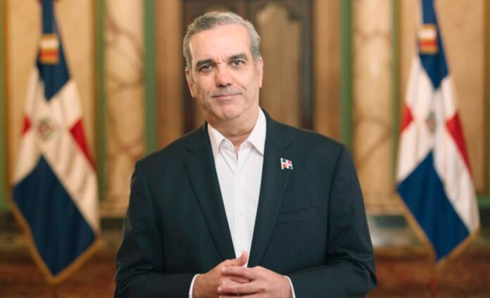 RD mejora en desarrollo sostenible y reduce pobreza, pero Abinader admite desaceleración económica.