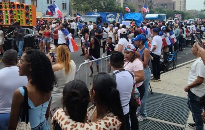 Dominicanos celebran con masiva asistencia el 36.º aniversario de la Gran Parada Dominicana en el Bronx