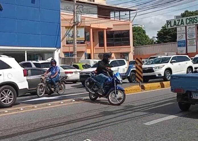 Persisten violaciones a nueva medida de tránsito en la Lope de Vega, a 24 horas de su implementación