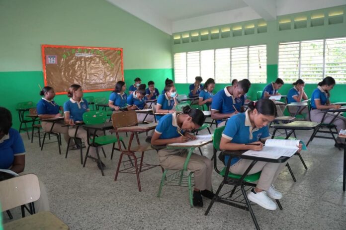 Diputados aprueban en primera lectura proyecto que obliga a estudiantes a trabajar en elecciones para graduarse