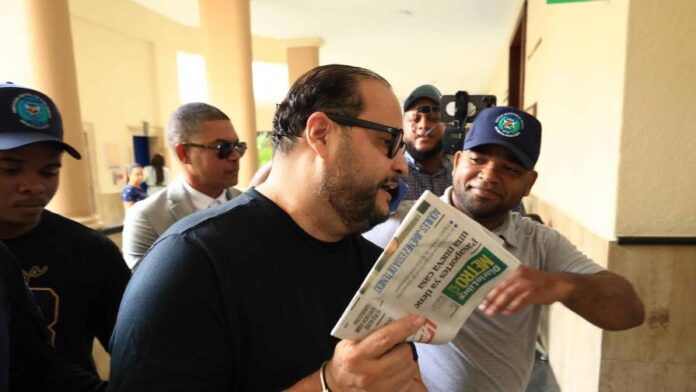 Solicitan prisión preventiva contra Aquiles Jiménez por portar chaleco antibalas y placa oficial sin registro.