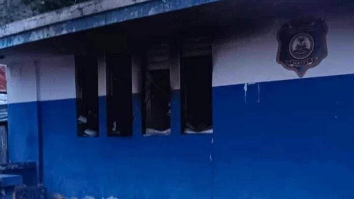 Bandas armadas incendian comisaría y atacan histórica ciudad de Marchand-Dessalines en Haití.