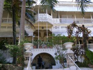 Gobierno haitiano condena incendio del histórico Hotel Oloffson y promete acciones contra grupos armados.