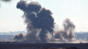 69 muertos en Gaza por ataques israelíes, incluyendo 15 en una escuela que servía de refugio.