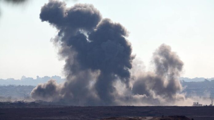 69 muertos en Gaza por ataques israelíes, incluyendo 15 en una escuela que servía de refugio.