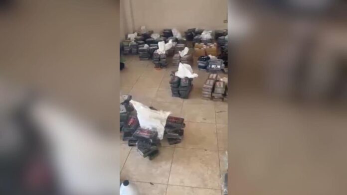 Autoridades de Haití incautan más de una tonelada de cocaína en histórico operativo en la isla Tortuga.
