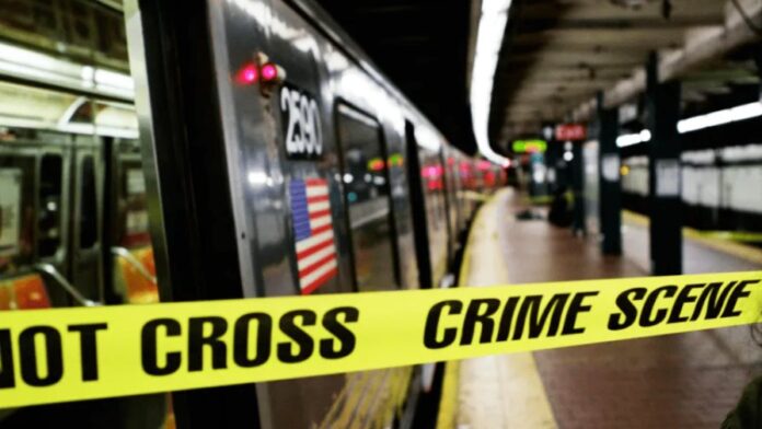 Hombre muere tras ser golpeado por tren durante una pelea en estación del metro de Nueva York.