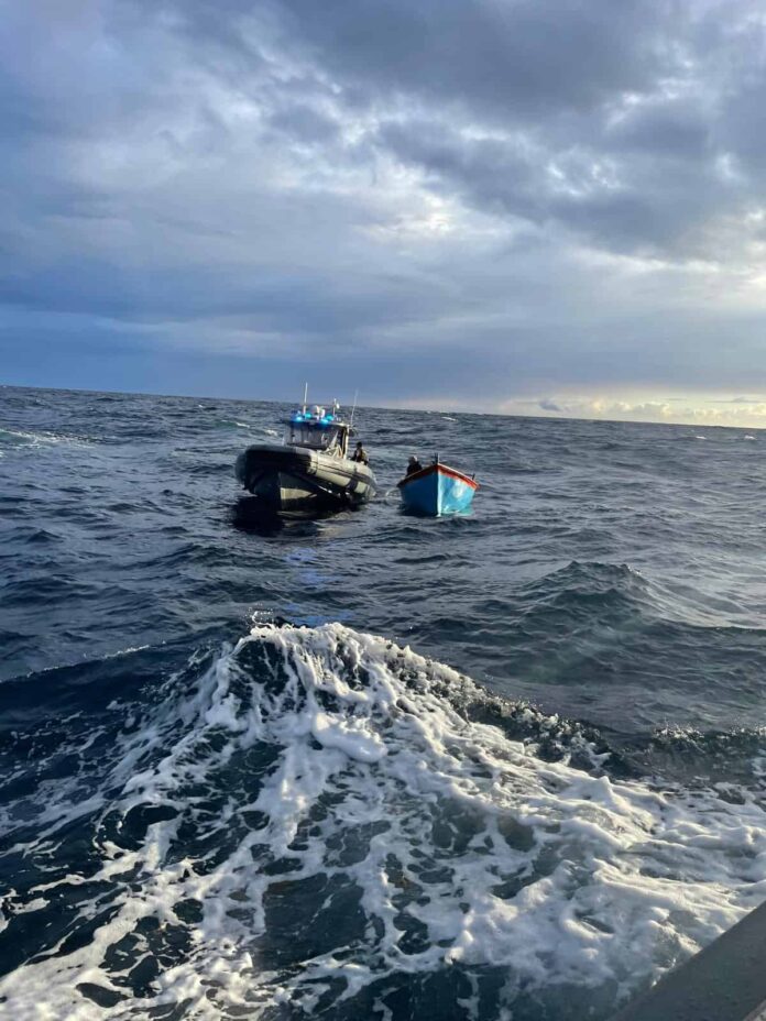 Interceptan yola con 77 kilos de cocaína y arrestan a dos dominicanos cerca de Puerto Rico.