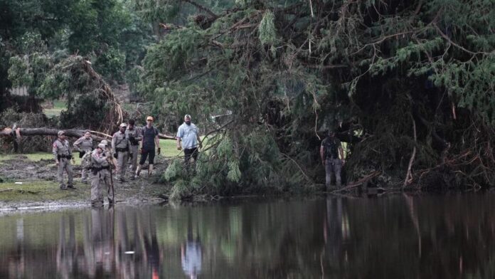 Inundaciones en Texas dejan 27 niñas fallecidas en campamento de verano; cifra total de muertos supera los 80.
