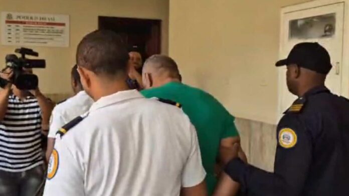 Hombre se hacía pasar por periodista para robar; juez le impone fianza.