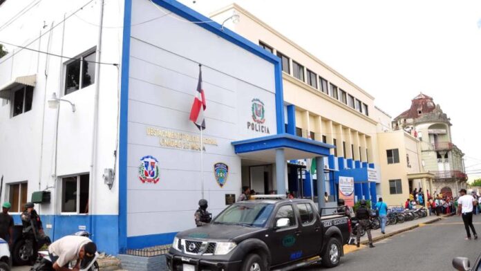 Cinco reclusos preventivos se fugan del destacamento policial de Moca; autoridades investigan.