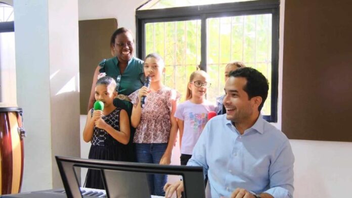 Omar Fernández destina fondos de junio al impulso del arte en barrios del Distrito Nacional.