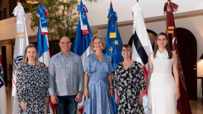 Francia y República Dominicana lanzan programa para apoyar formación artística de jóvenes talentos.