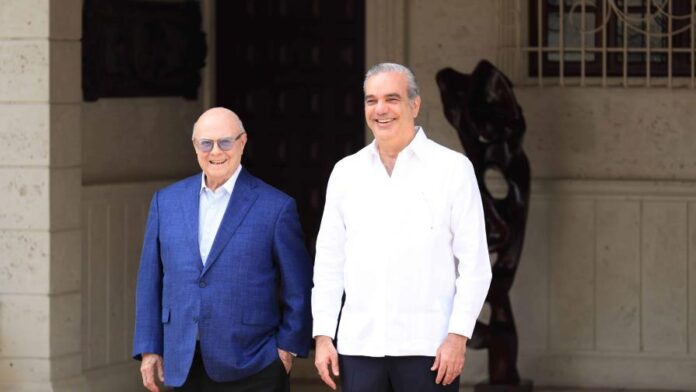 Abinader se reúne con Hipólito Mejía para abordar crisis en Haití.